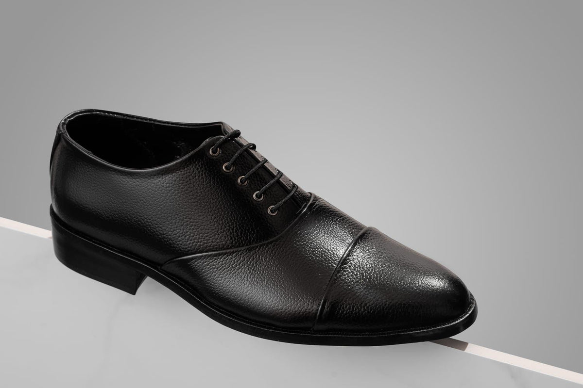The Diplomat: Black Grained Leather Closed-Lace Cap-Toe Shoe